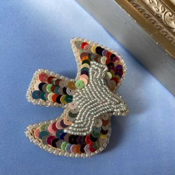 【ブローチBrooch】ビーズ刺繍小鳥ブローチ『TO THE SKY 』宝石のようなことり 2枚目の画像