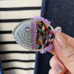 【ブローチBrooch】fishおさかなブローチ『スパンコール＆ビーズ刺しゅう』キラキラ熱帯魚 4枚目の画像