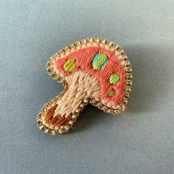 【ブローチBrooch】キノコブローチ『リバティプリントx刺繍』春色ピンクとブルーグリーンドット 1枚目の画像