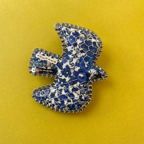 【ブローチBrooch】刺繍小鳥ブローチ『TO THE SKY 』幸せの青い鳥 1枚目の画像