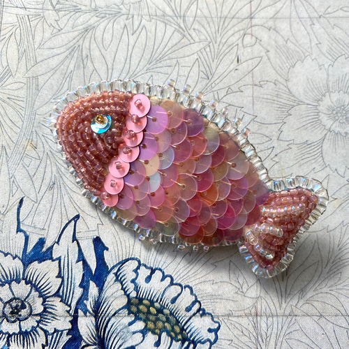 ブローチBrooch】fish魚ブローチ『スパンコール＆ビーズ刺繍』桜色の 