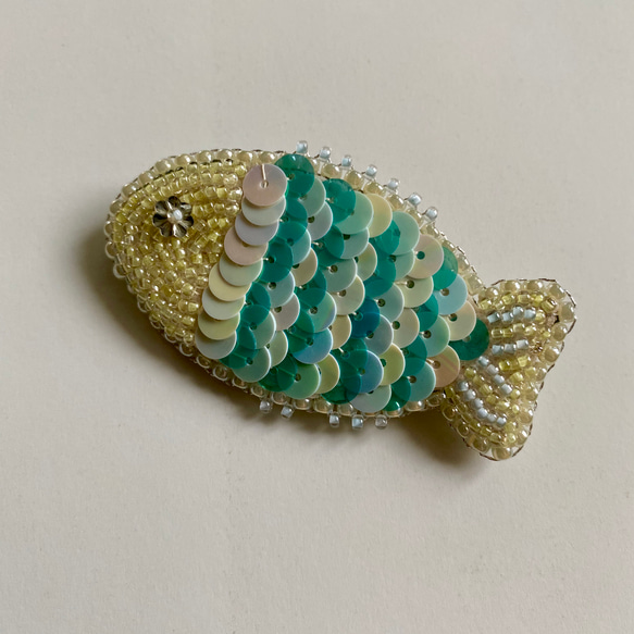 【ブローチBrooch】fish魚ブローチ『スパンコール＆ビーズ刺しゅう』マーメイドラグーンのエメラルドフィッシュ 2枚目の画像