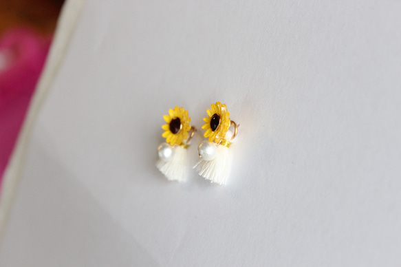 小さな向日葵のタッセルイヤリング／ピアス 3枚目の画像