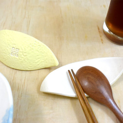 【好器】剝開的果皮造型筷架_二入_陶瓷餐具 第1張的照片