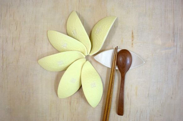 【好器】剝開的果皮造型筷架_二入_陶瓷餐具 第3張的照片