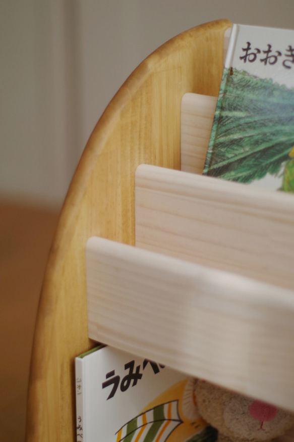 【アウトレット】木製絵本棚(マガジンラック) 60幅 オークx白 3枚目の画像