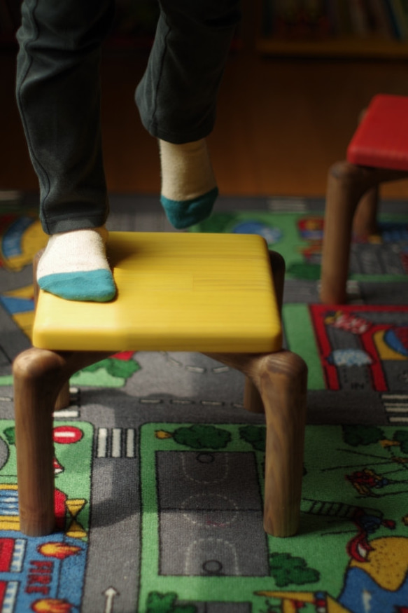 丸い脚の転びにくい木製子供椅子(チャイルドチェア) 1枚目の画像