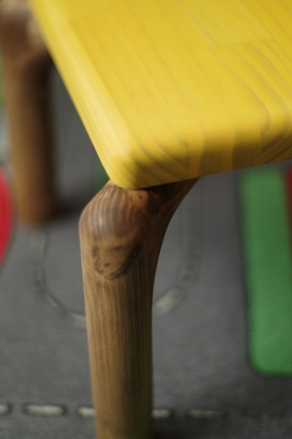 丸い脚の転びにくい木製子供椅子(チャイルドチェア) 3枚目の画像