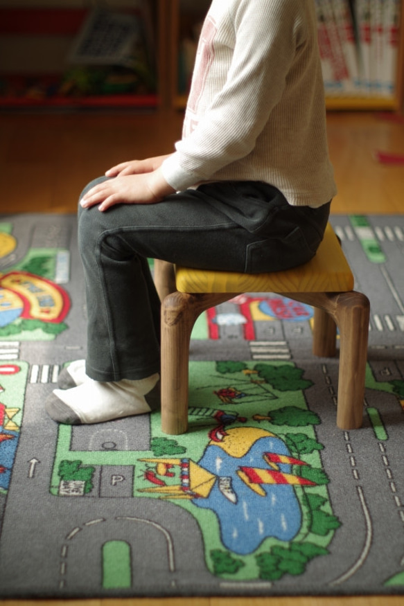 丸い脚の転びにくい木製子供椅子(チャイルドチェア) 4枚目の画像