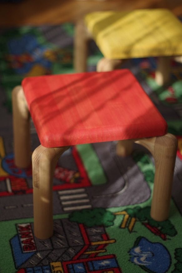 【アウトレット】丸い脚の転びにくい木製子供椅子(チャイルドチェア) 2枚目の画像