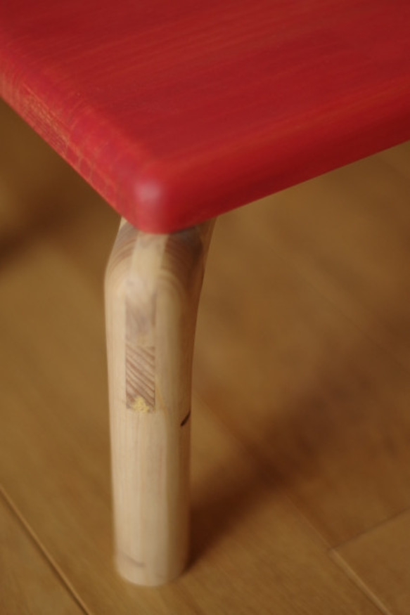 【アウトレット】丸い脚の転びにくい木製子供椅子(チャイルドチェア) 4枚目の画像