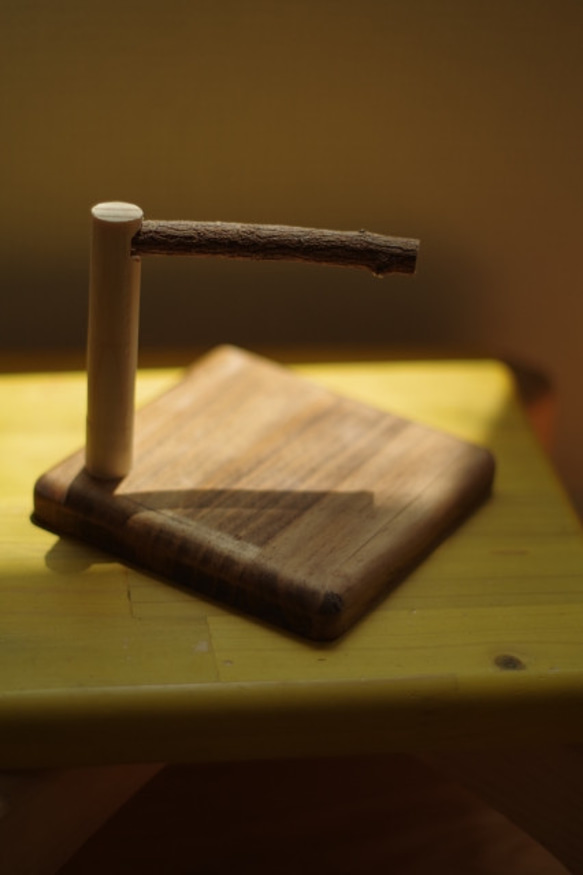 【即納】自家製ニームの小さな止まり木スタンド 2枚目の画像