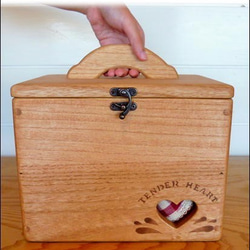 お裁縫箱（救急箱にも♪）Ｍサイズ：マホガニー色：ハート&赤色チェック布地 6枚目の画像