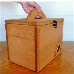 お裁縫箱（救急箱にも♪）Ｍサイズ：マホガニー色：ハート&赤色チェック布地 2枚目の画像