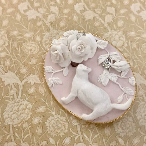 英国ヴィンテージ 薔薇柄 カメオふう セルロイド？ブローチと他1