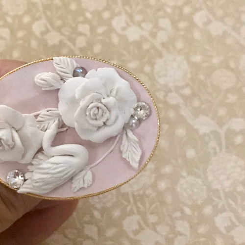 カメオ風ブローチ】 薔薇と白鳥 ブローチ Midget＊ミジェット