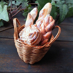 ミニチュアパン入りの籠 1枚目の画像