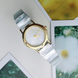 安い~ 優雅な 天然石 白碟貝 伸縮式 のバンド 腕時計 1枚目の画像