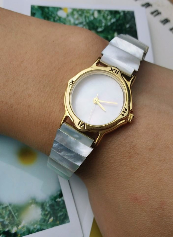 安い~ 優雅な 天然石 白碟貝 伸縮式 のバンド 腕時計 4枚目の画像