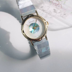 派手な 天然石 虹色貝 白碟貝 伸縮式 のバンド 腕時計 2枚目の画像