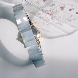 派手な 天然石 虹色貝 白碟貝 伸縮式 のバンド 腕時計 4枚目の画像