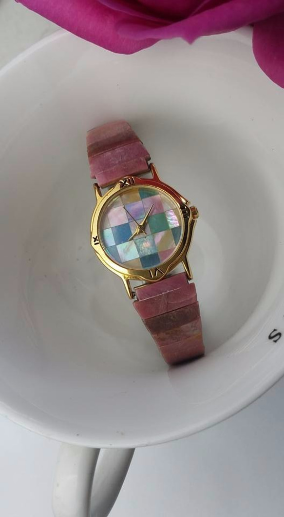 可愛な 天然石 碟貝 格子縞 ロードクロサイト 伸縮式 のバンド 腕時計 3枚目の画像