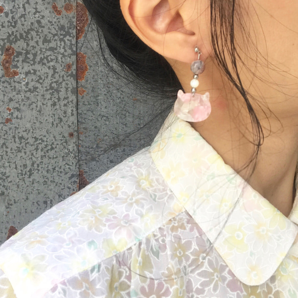 [ロストアンドファインダー]天然石バイカラーfritillary cat earrings clip 5枚目の画像