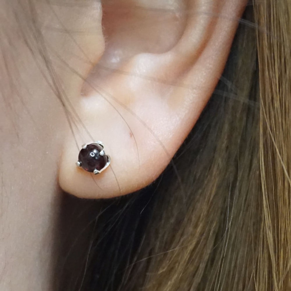 ll 1月誕生石 ll 4mm石榴石 - 925純銀耳針耳環 / 一對 附銀耳扣 第5張的照片