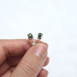 ll 5月誕生石 ll 4mm綠碧璽 - 925純銀耳針耳環 / 一對 附銀耳扣 第2張的照片