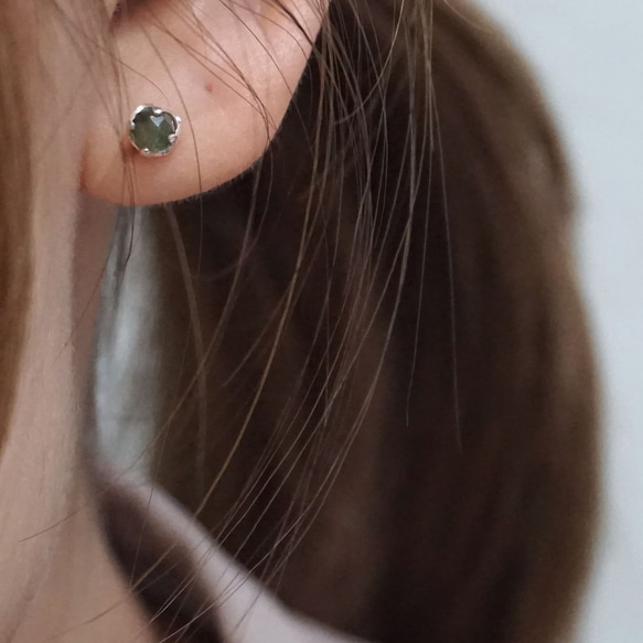 ll 5月誕生石 ll 4mm綠碧璽 - 925純銀耳針耳環 / 一對 附銀耳扣 第5張的照片