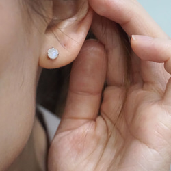ll 6月誕生石 ll 4mm月光石 - 925純銀耳針耳環 / 一對 附銀耳扣 第5張的照片