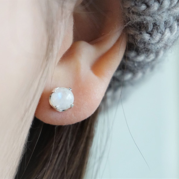 ll 6mm月光石純銀耳環 ll 925純銀貼耳耳針 - 一對 附銀耳堵 第4張的照片