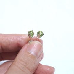 ll 9月誕生石 ll 4mm橄欖石 - 925純銀耳針耳環 / 一對 附銀耳扣 第3張的照片