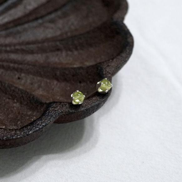 ll 9月誕生石 ll 4mm橄欖石 - 925純銀耳針耳環 / 一對 附銀耳扣 第4張的照片