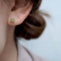 ll 9月誕生石 ll 4mm橄欖石 - 925純銀耳針耳環 / 一對 附銀耳扣 第6張的照片