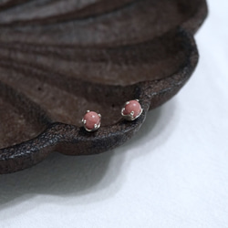 ll 8月誕生石 ll 4mm玫瑰石 - 925純銀耳針耳環 / 一對 附銀耳扣 第3張的照片