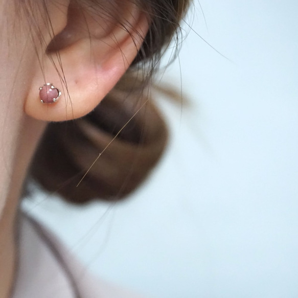 ll 8月誕生石 ll 4mm玫瑰石 - 925純銀耳針耳環 / 一對 附銀耳扣 第6張的照片