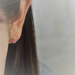 ll 4mm方塊薔薇輝石 ll 金線框耳針 耳夾 / 一對 第4張的照片