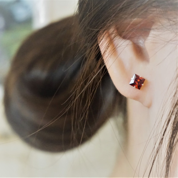 ll modo彩鋯耳針 ll 5mm石榴紅方型925銀耳針 - 一對 / 附銀耳堵 第1張的照片
