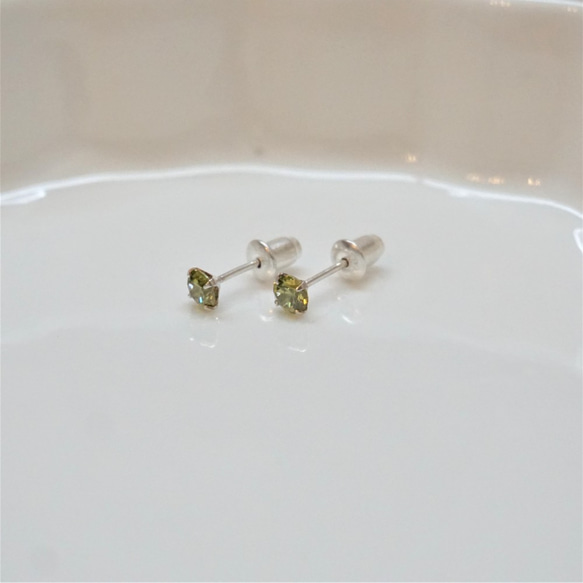 ll modo彩鋯耳針 ll 4mm橄欖綠925銀耳針 - 一對 / 附銀耳堵 第5張的照片