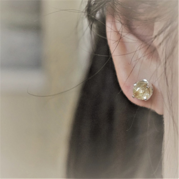 ll 6mm鈦晶純銀耳環 ll 925純銀貼耳耳針 - 一對 附銀耳堵 - 精選髮絲量多 第7張的照片