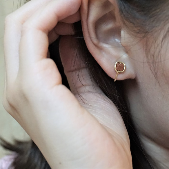 ll 4mm方塊金沙石 ll 金線框耳針 耳夾 / 一對 第2張的照片