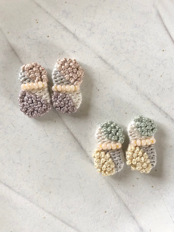 いびつ 001 イエロー×グリーン 刺繍 ピアス イヤリング 2枚目の画像