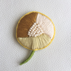 刺繍のまるい花ブローチ ＊イエロー 1枚目の画像