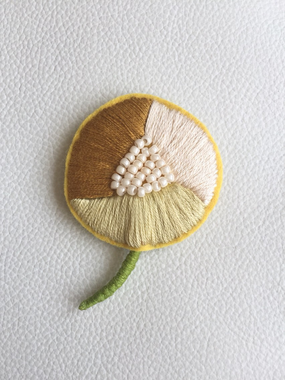 刺繍のまるい花ブローチ ＊イエロー 1枚目の画像