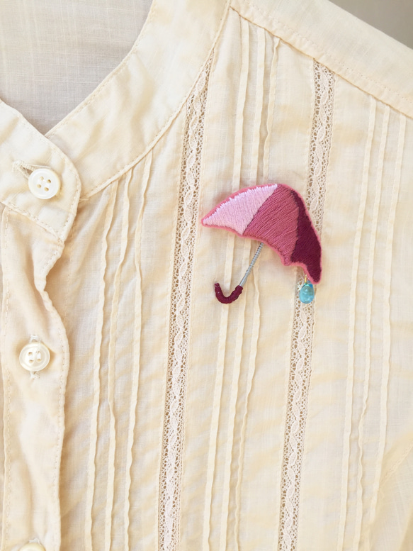 再販＊ 傘と雨の雫 ＊ 刺繍ブローチ ＊ピンク 3枚目の画像