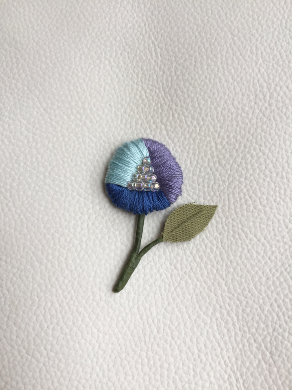 再販＊3色の小さな花 ＊刺繍ブローチ ＊ブルー×パープル 3枚目の画像