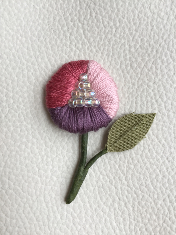 再販＊3色の小さな花 ＊刺繍 ブローチ ＊ピンク×パープル 2枚目の画像