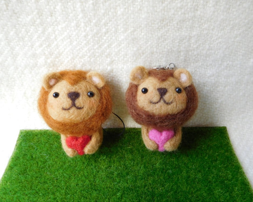羊毛フェルト　王様ライオンとグレー猫さん。　ストラップ付き 羊毛フェルト 王様ライオンとグレー猫さん。 ストラップ付き