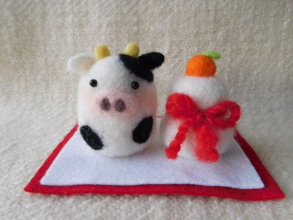 羊毛フェルト・丑年のお正月飾り　ころりん牛と鏡もち 1枚目の画像